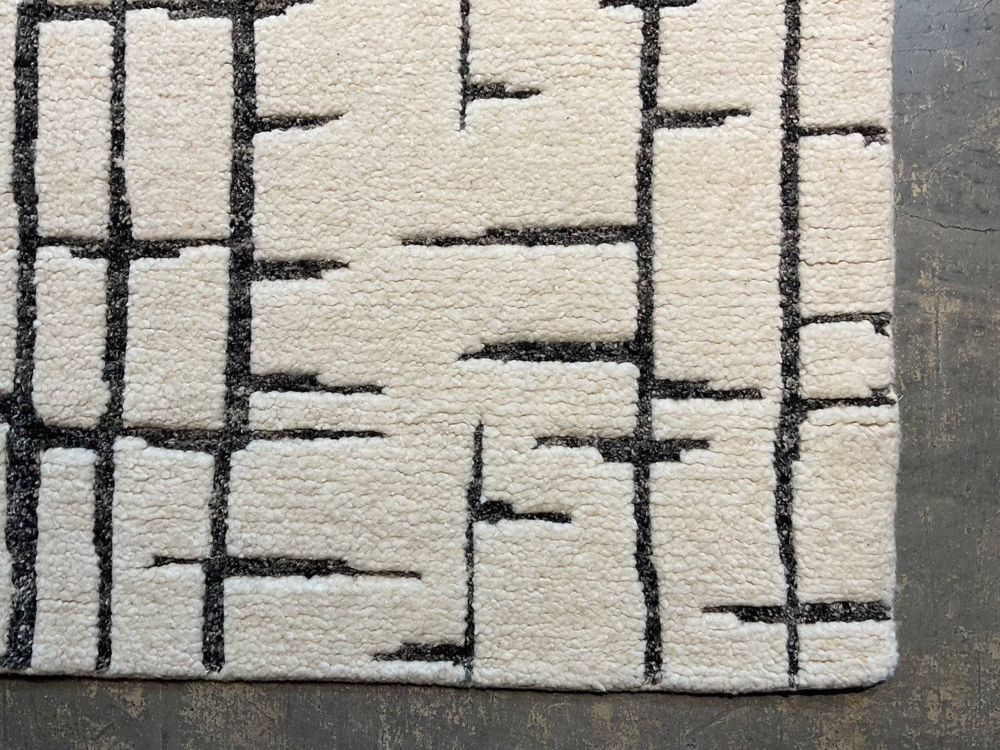 Simple yet striking area rug design | NU-7952