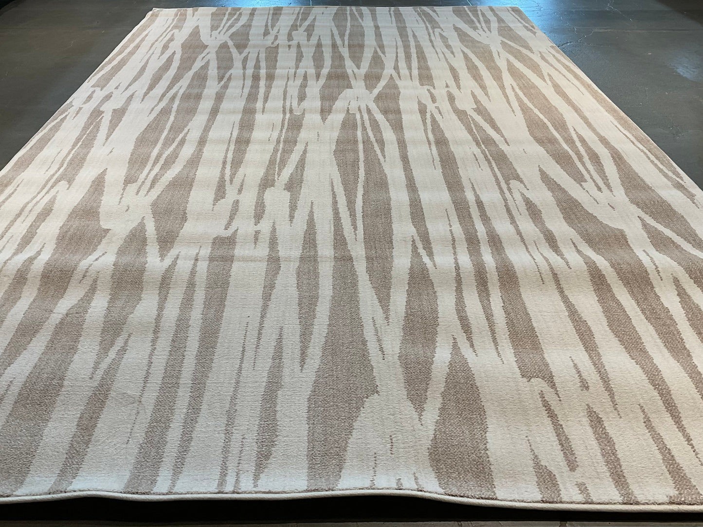 Bamboo-inspired rug features a subtle linear design | NU-7483