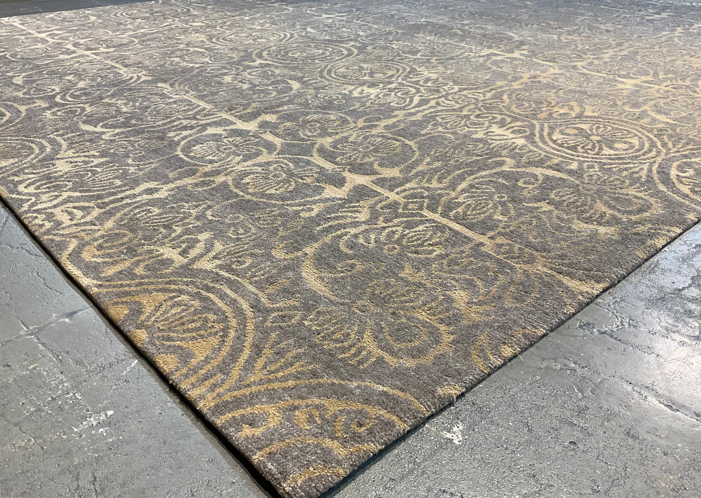 Fine wool and silk Tibetan area rug from Nepal NU-52 | (Transitional)