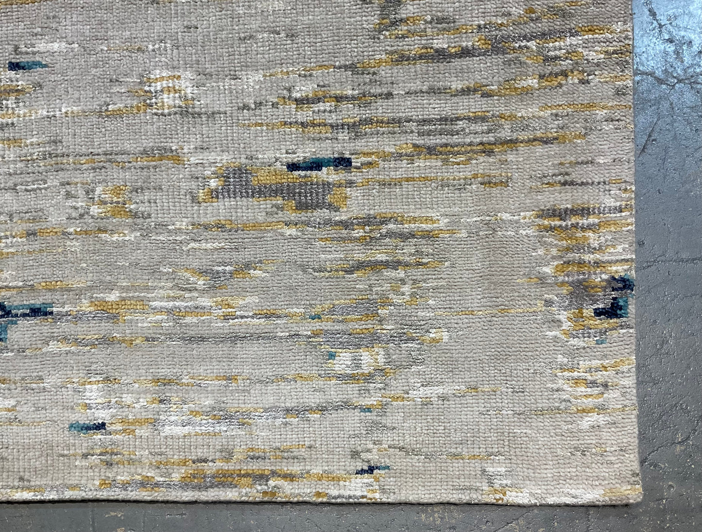 A clean, minimal aesthetic defines this modern rug | NU-7625