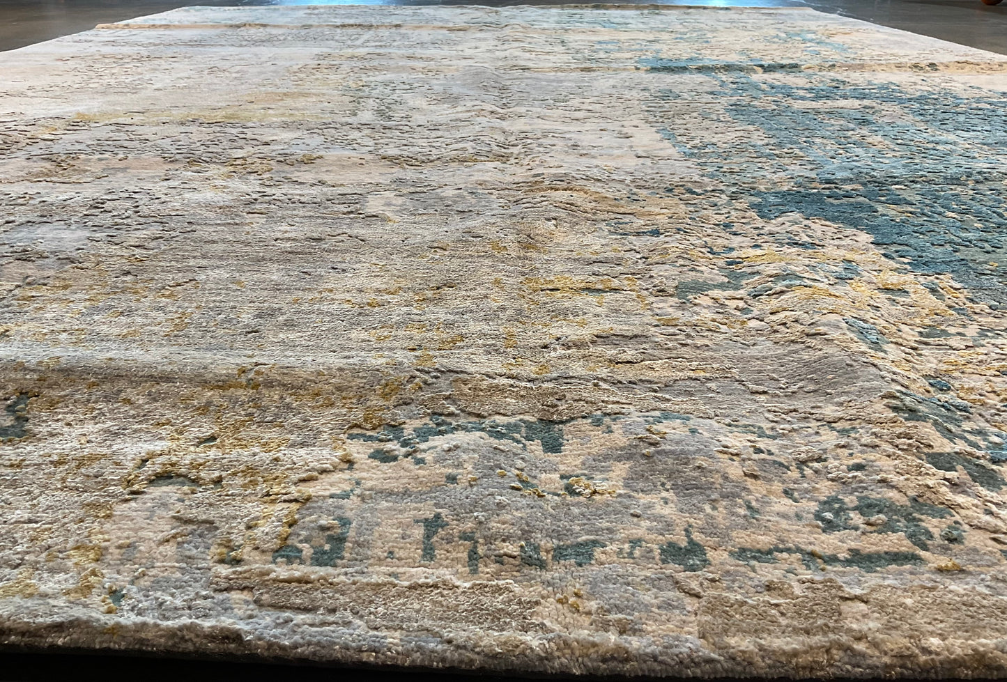 Fine wool and real silk rug | NU-6856