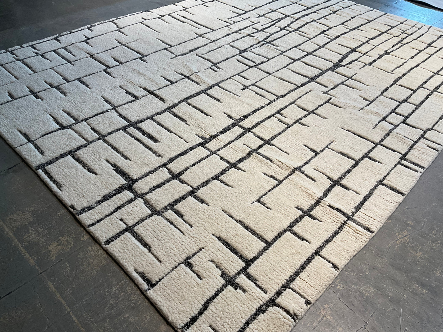 Simple yet striking area rug design | NU-7952