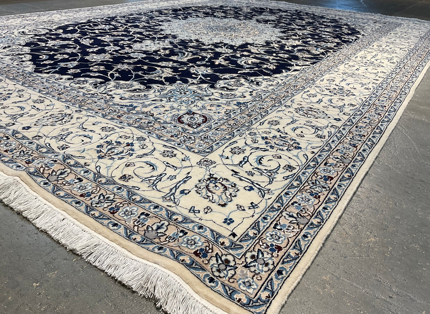 Nain rug is a true masterpiece, blend of fine wool and silk | NU-2369