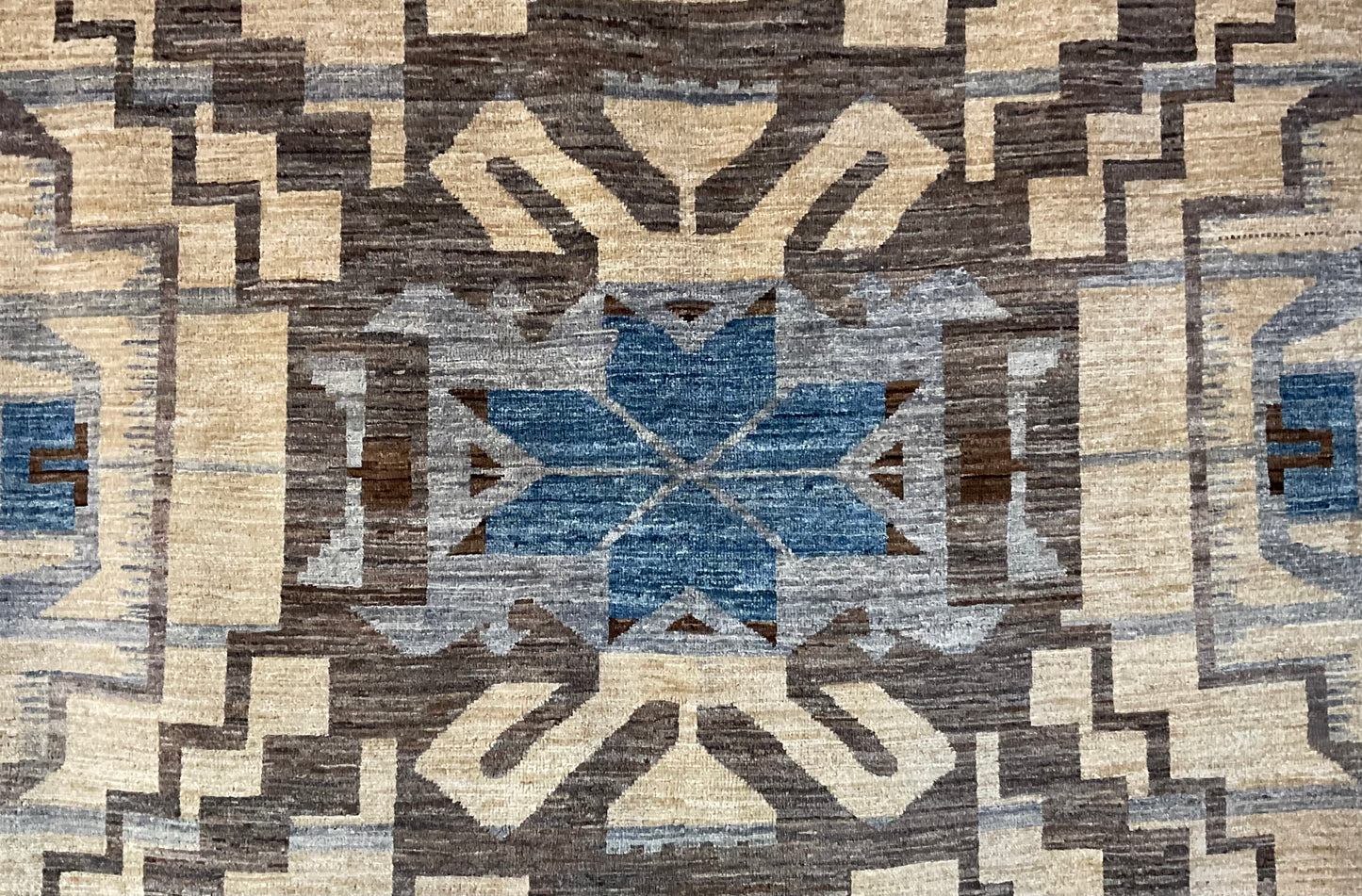 Elegance of Serapi design with a Navajo rug-inspired aesthetic | 1063