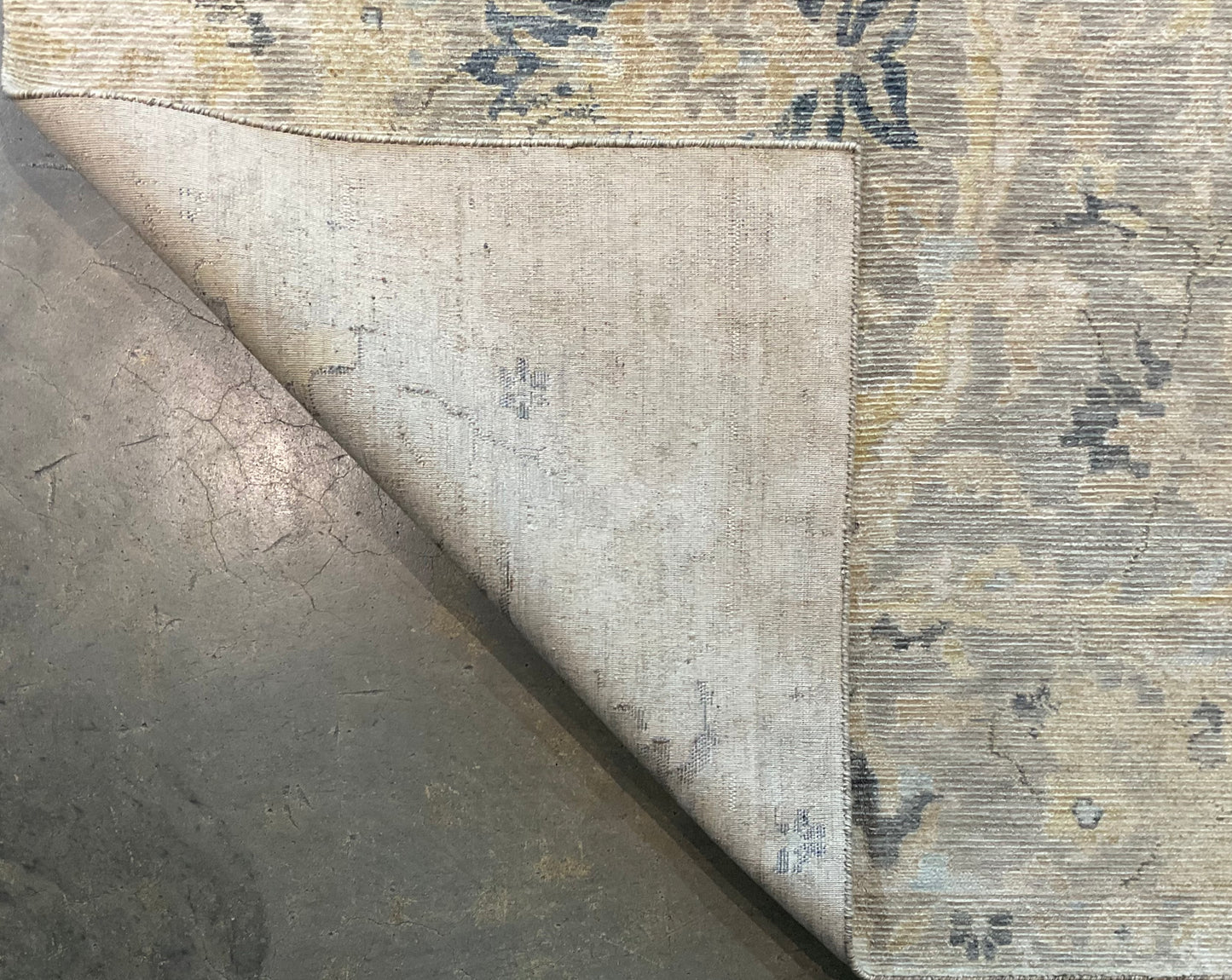 100% wool area rug , features a soft, understated palette | NU-8095
