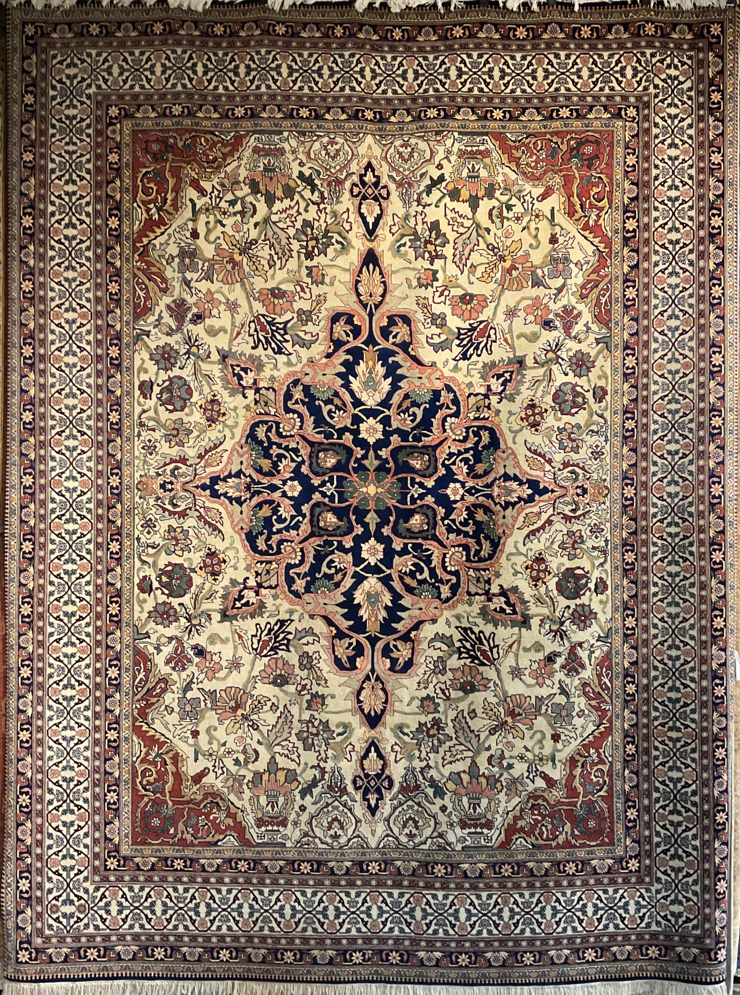 Farahan Sarouk rug is a tribute to the refined craftsmanship | NU-534