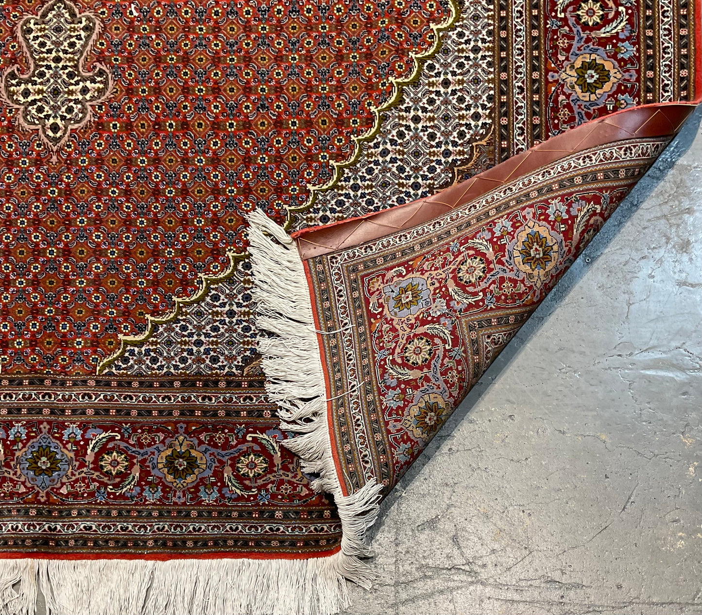 Perfect area  rug for traditional or transitional interiors | NU-4779