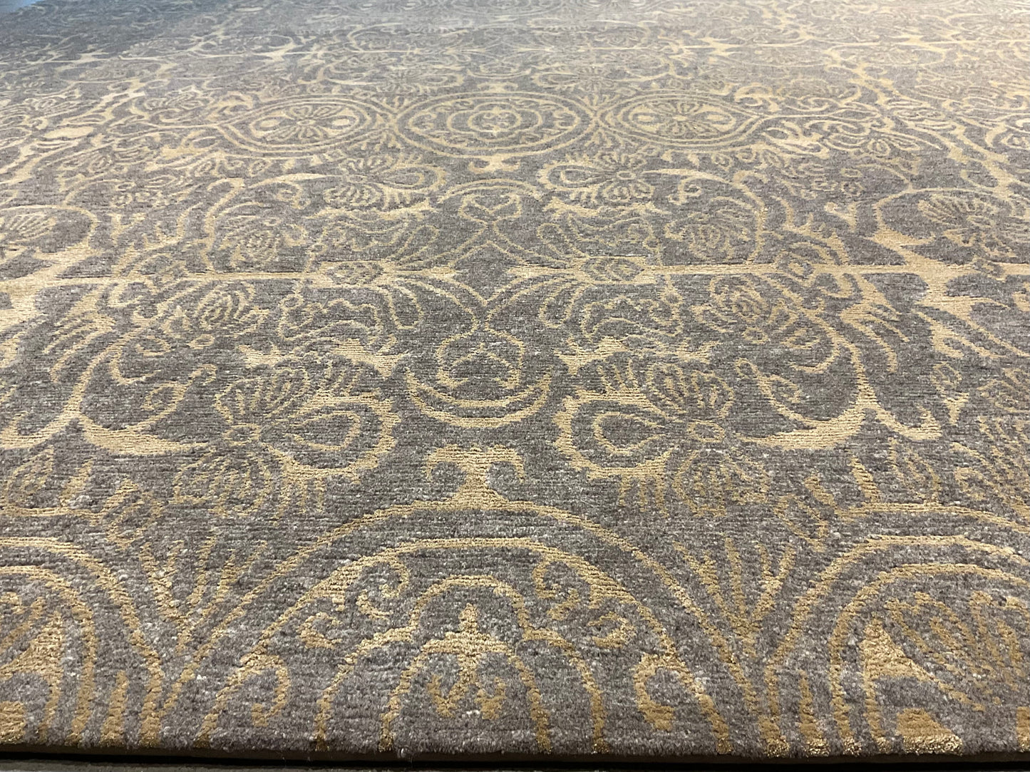 Fine wool and silk Tibetan area rug from Nepal NU-52 | (Transitional)
