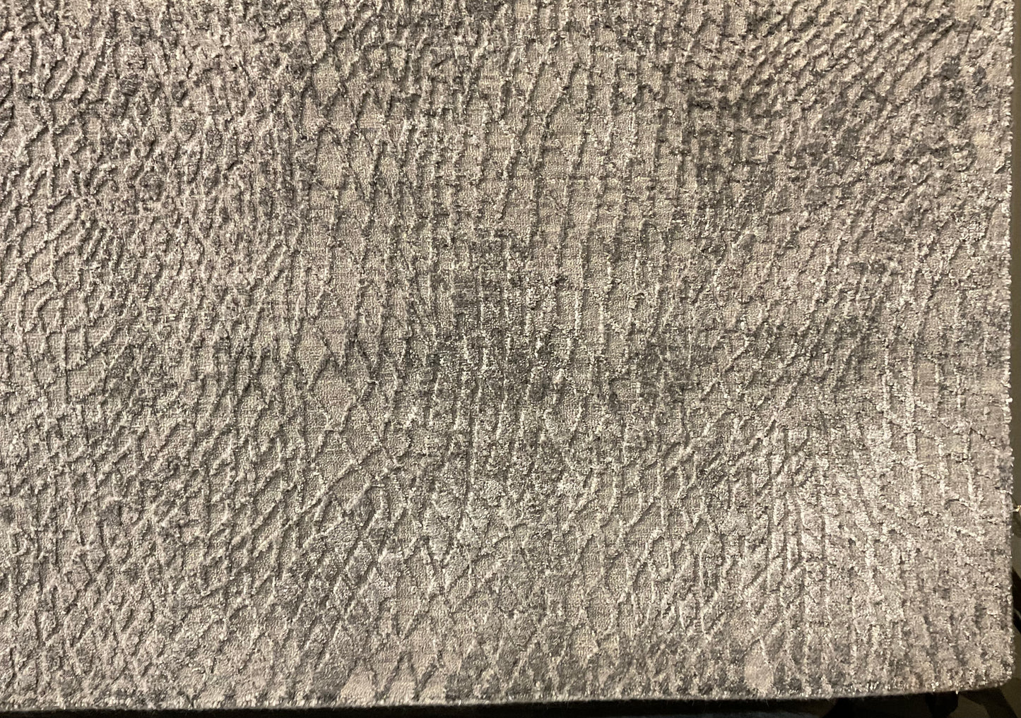 Versatile area rug choice for modern, transitional spaces | NU-6154