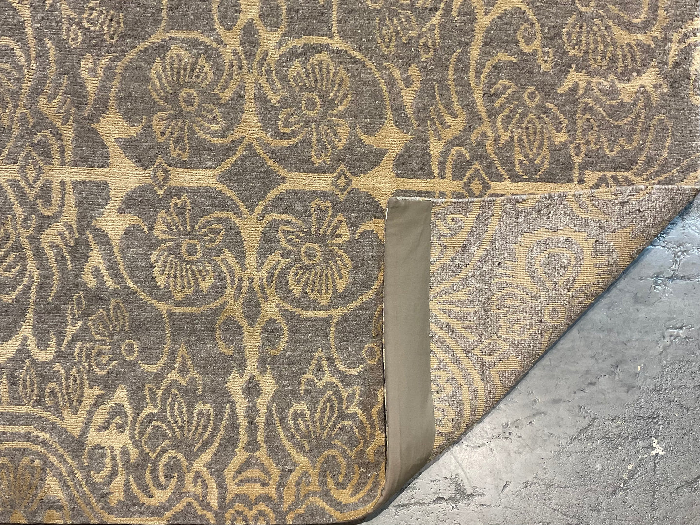 Fine wool and silk Tibetan area rug from Nepal NU-52 | (Transitional)