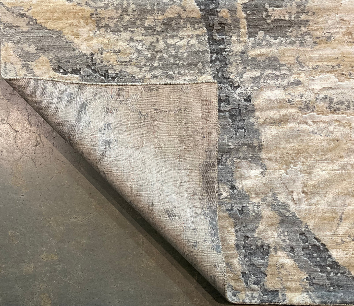 Modern wool rug features a subtle, understated pattern | NU-8089