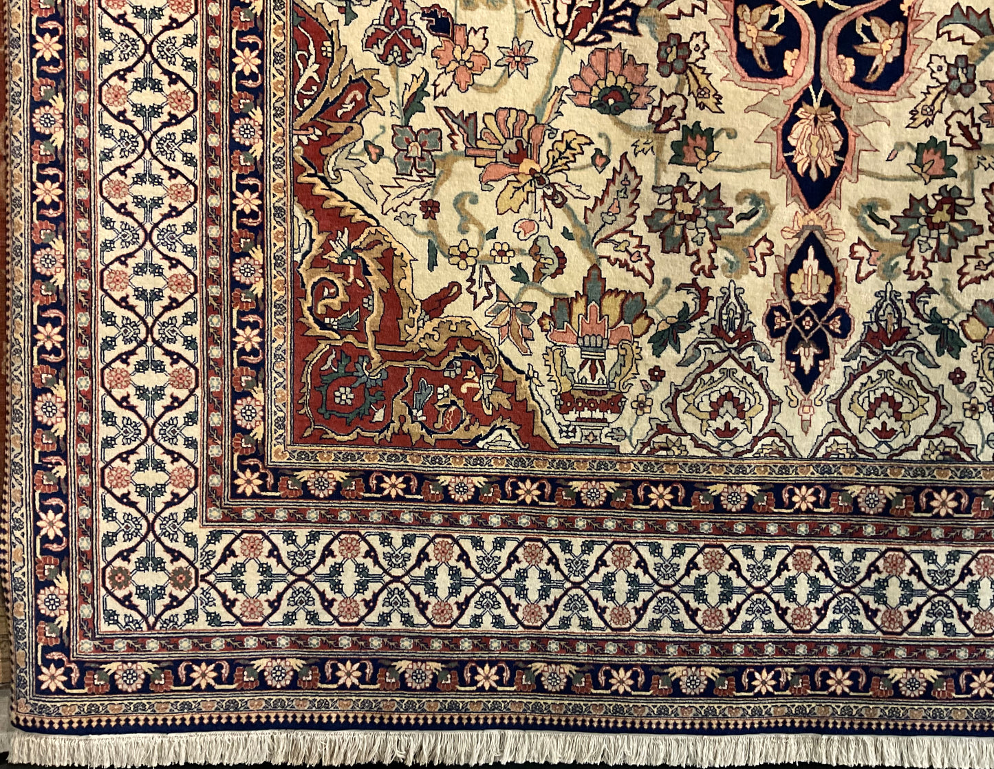 Farahan Sarouk rug is a tribute to the refined craftsmanship | NU-534