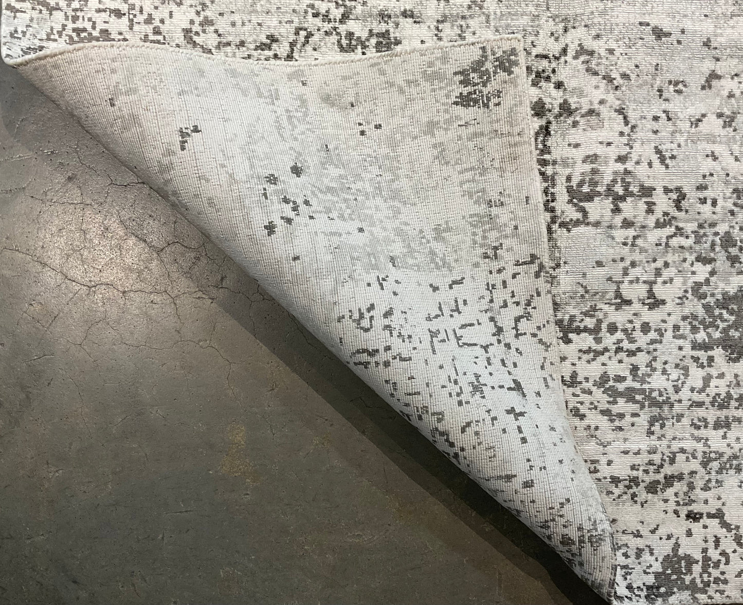 Contemporary rug, crafted entirely from bamboo silk | NU-7950