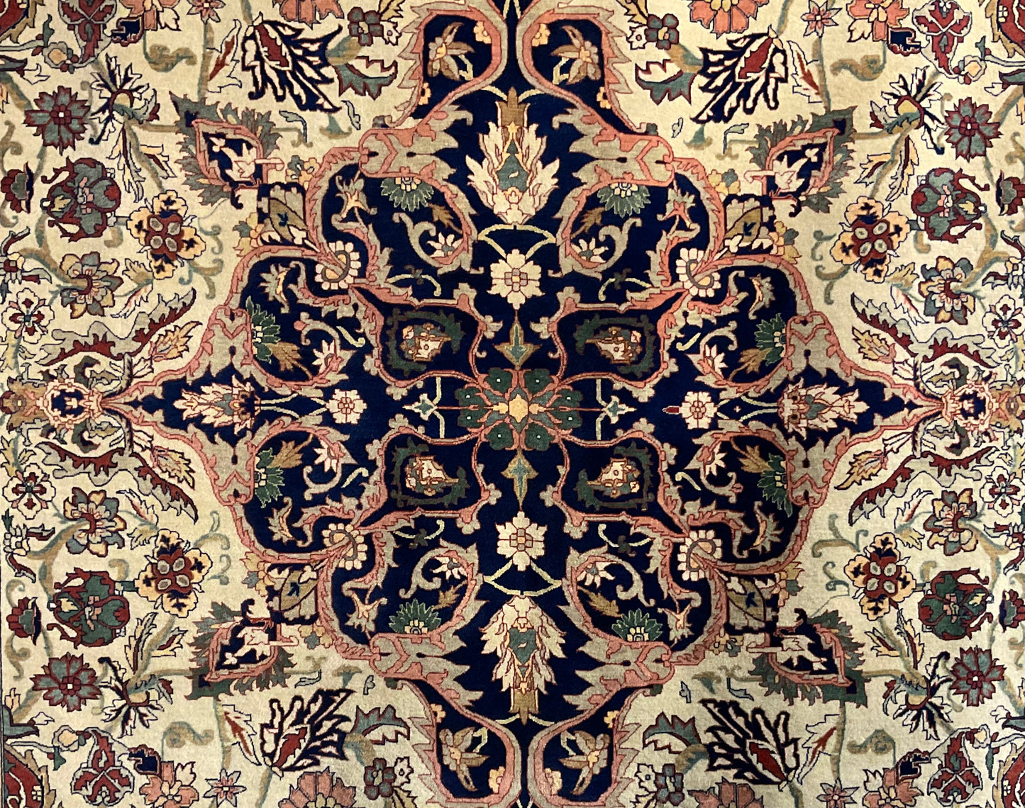 Farahan Sarouk rug is a tribute to the refined craftsmanship | NU-534