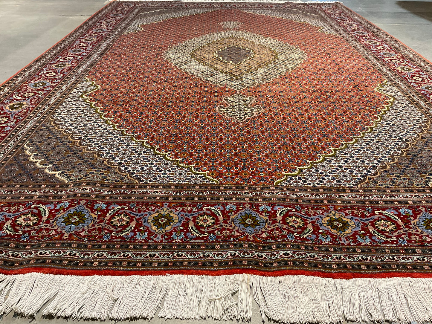 Perfect area  rug for traditional or transitional interiors | NU-4779