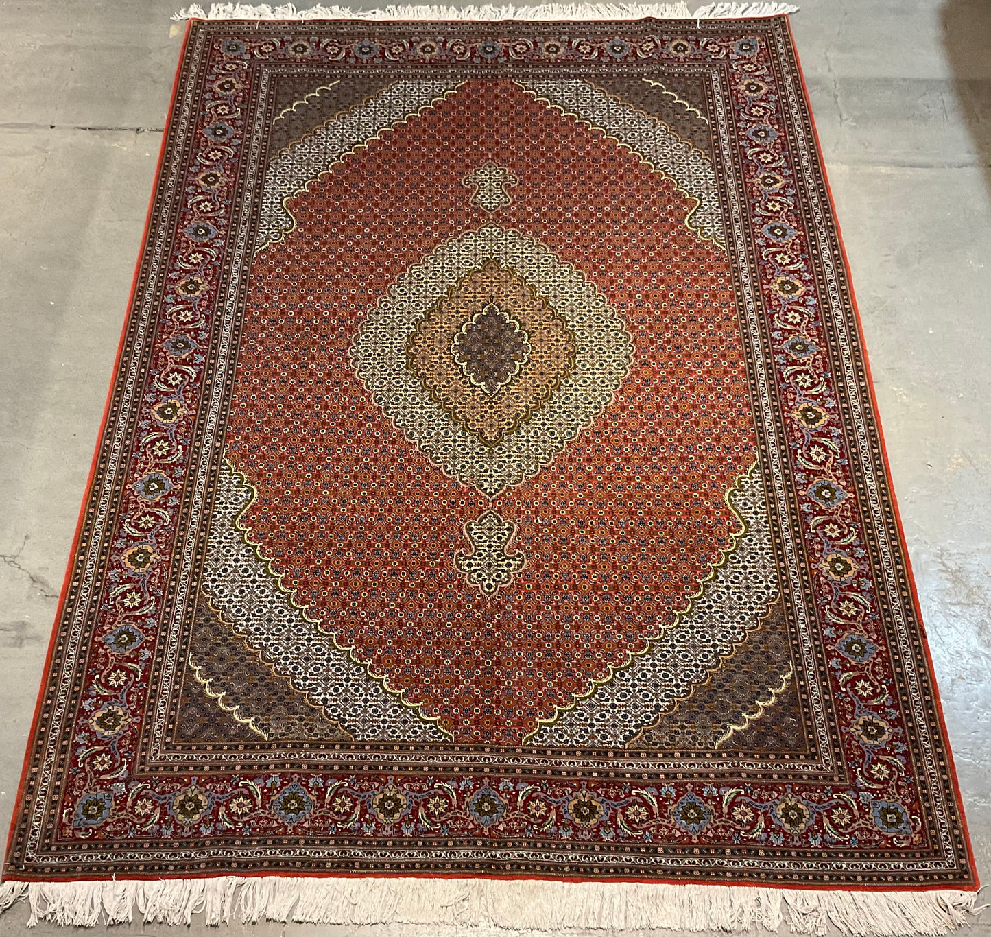 Perfect area  rug for traditional or transitional interiors | NU-4779