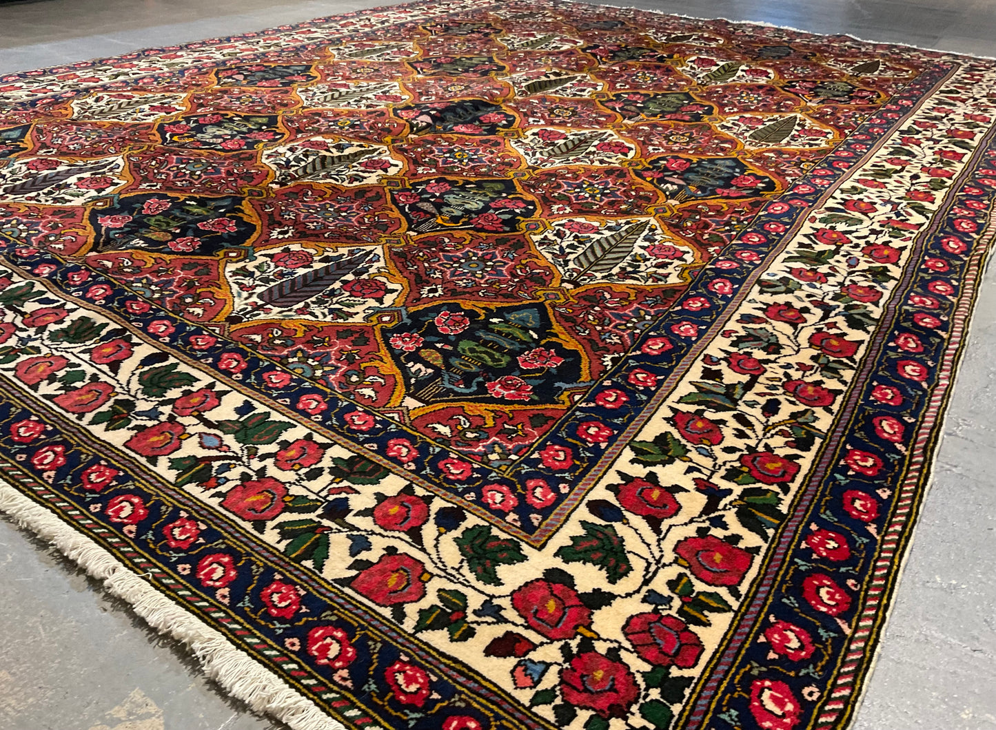 Vintage Bakhtiari rug from Iran | NU-4771