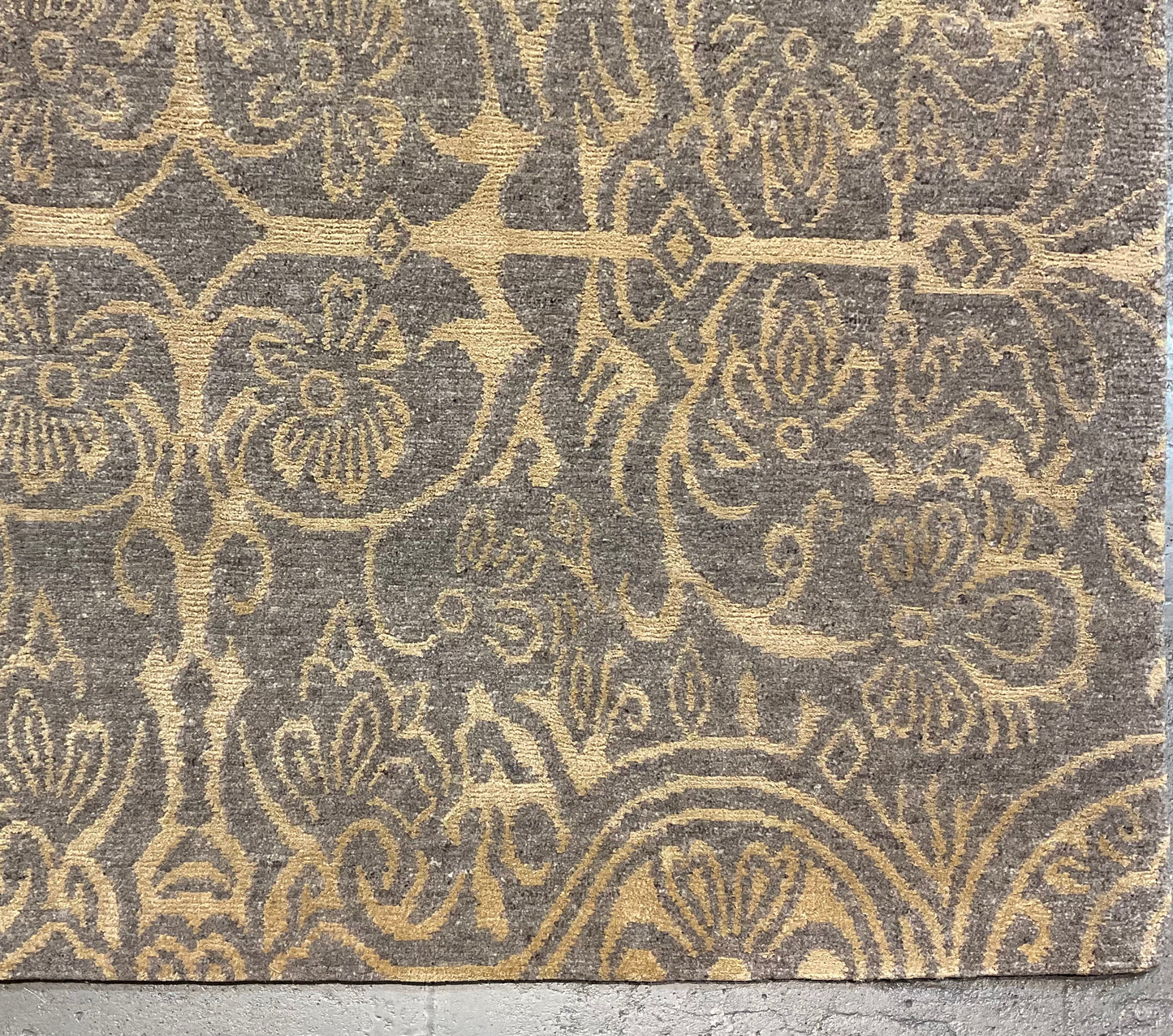 Fine wool and silk Tibetan area rug from Nepal NU-52 | (Transitional)