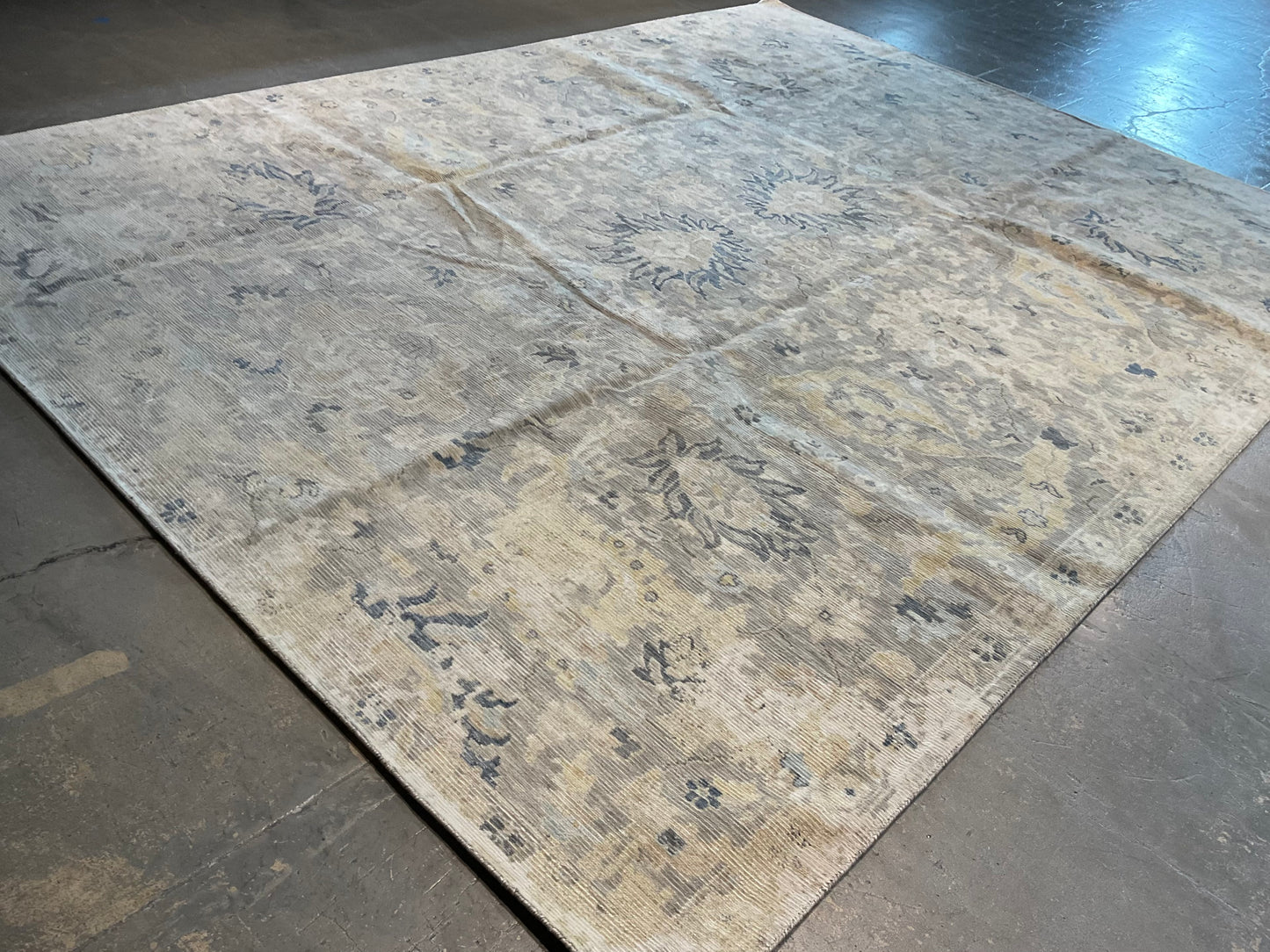 100% wool area rug , features a soft, understated palette | NU-8095