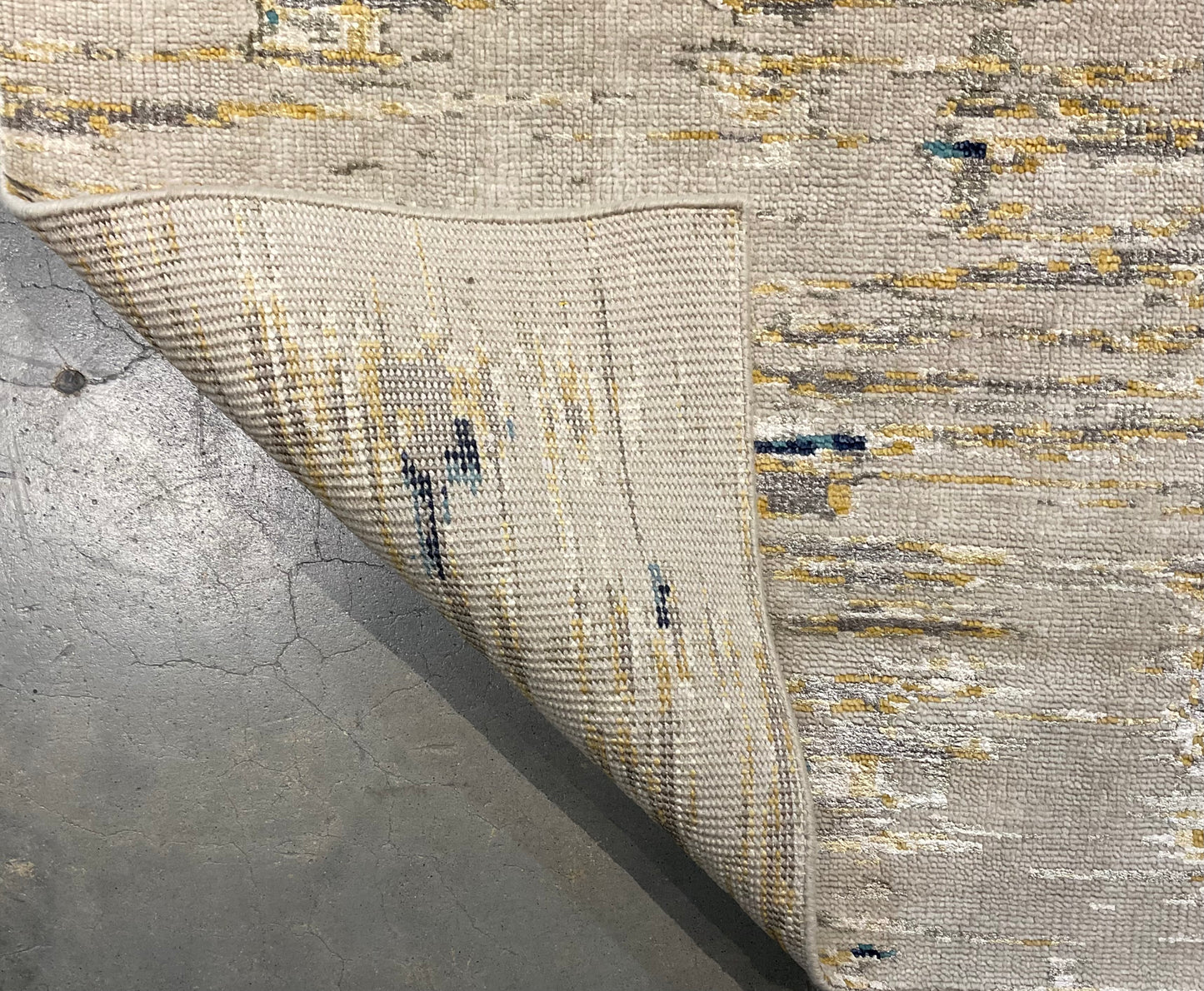 A clean, minimal aesthetic defines this modern rug | NU-7625