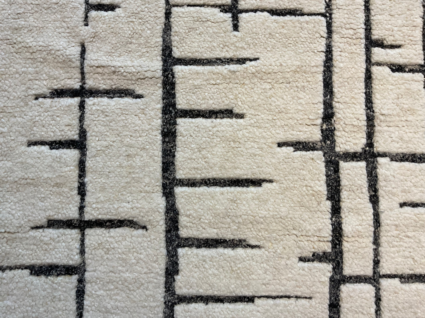 Simple yet striking area rug design | NU-7952