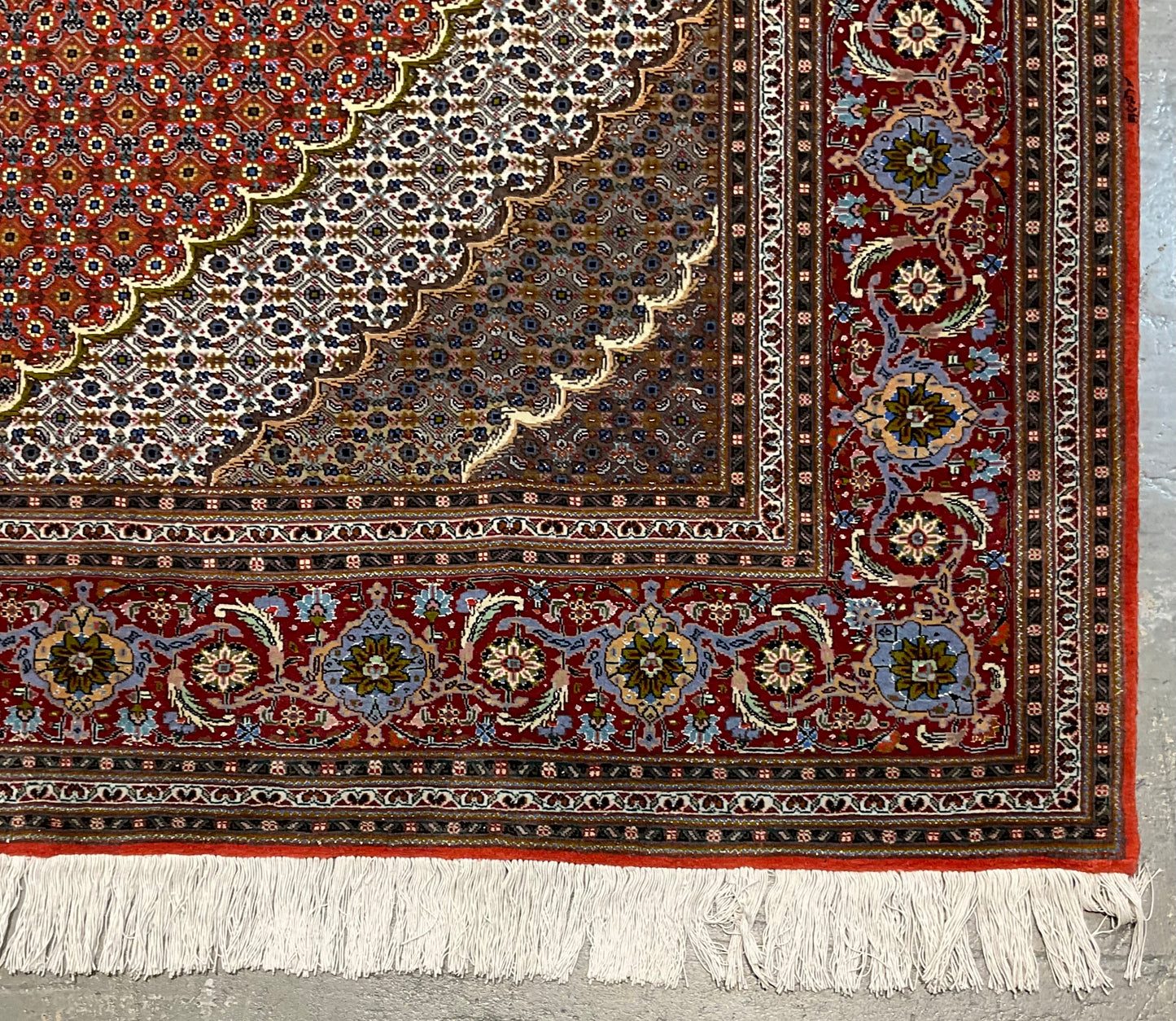 Perfect area  rug for traditional or transitional interiors | NU-4779