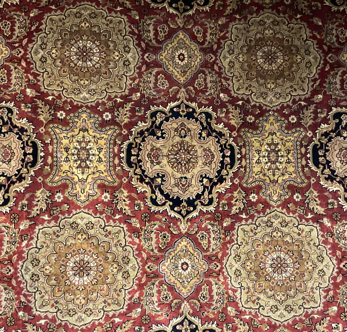 All-over Kashan design rug features six intricate medallions | NU-317