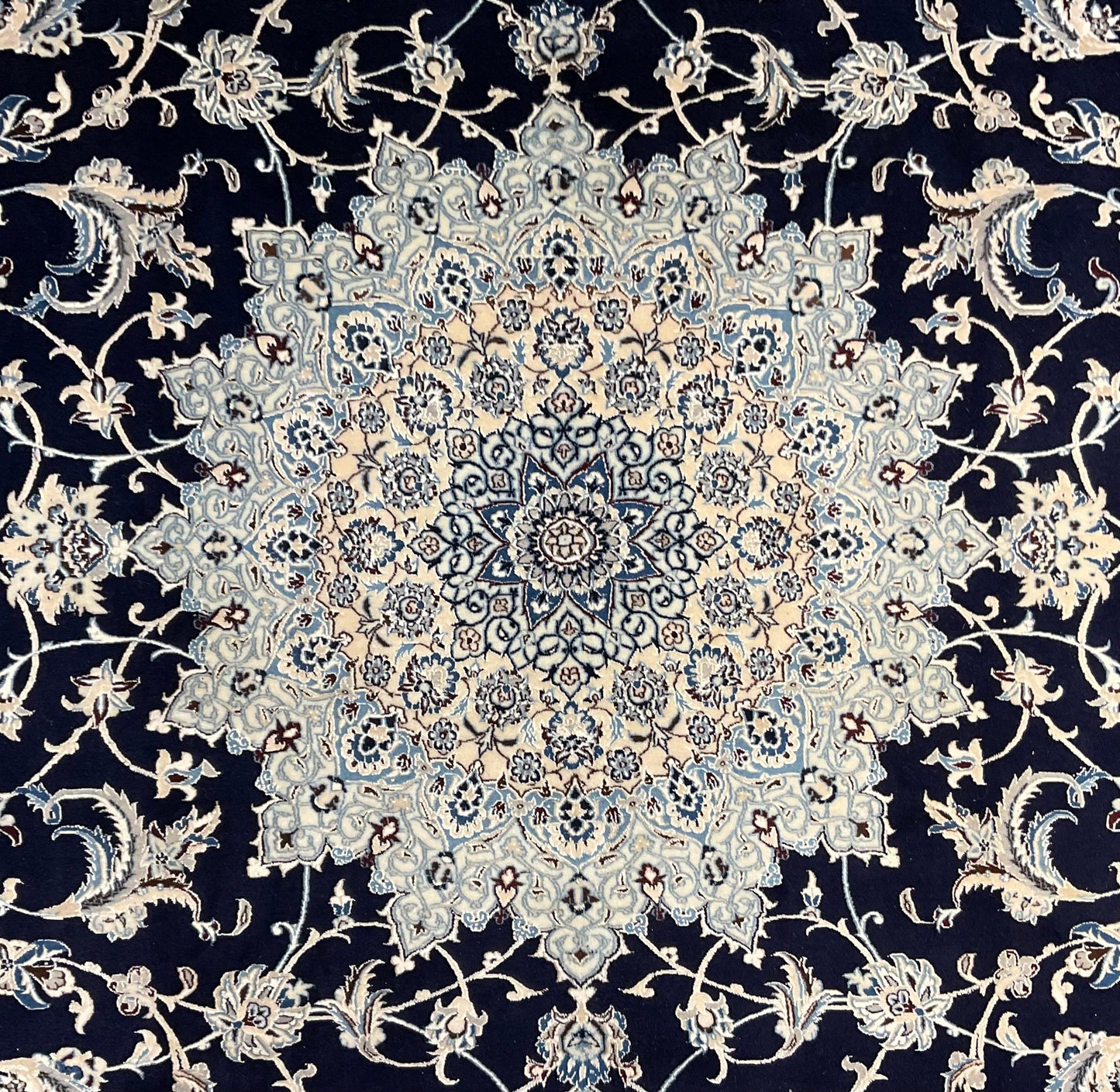 Nain rug is a true masterpiece, blend of fine wool and silk | NU-2369