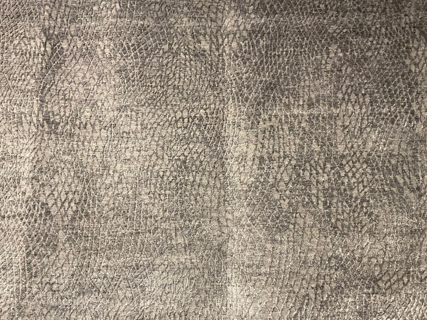 Versatile area rug choice for modern, transitional spaces | NU-6154