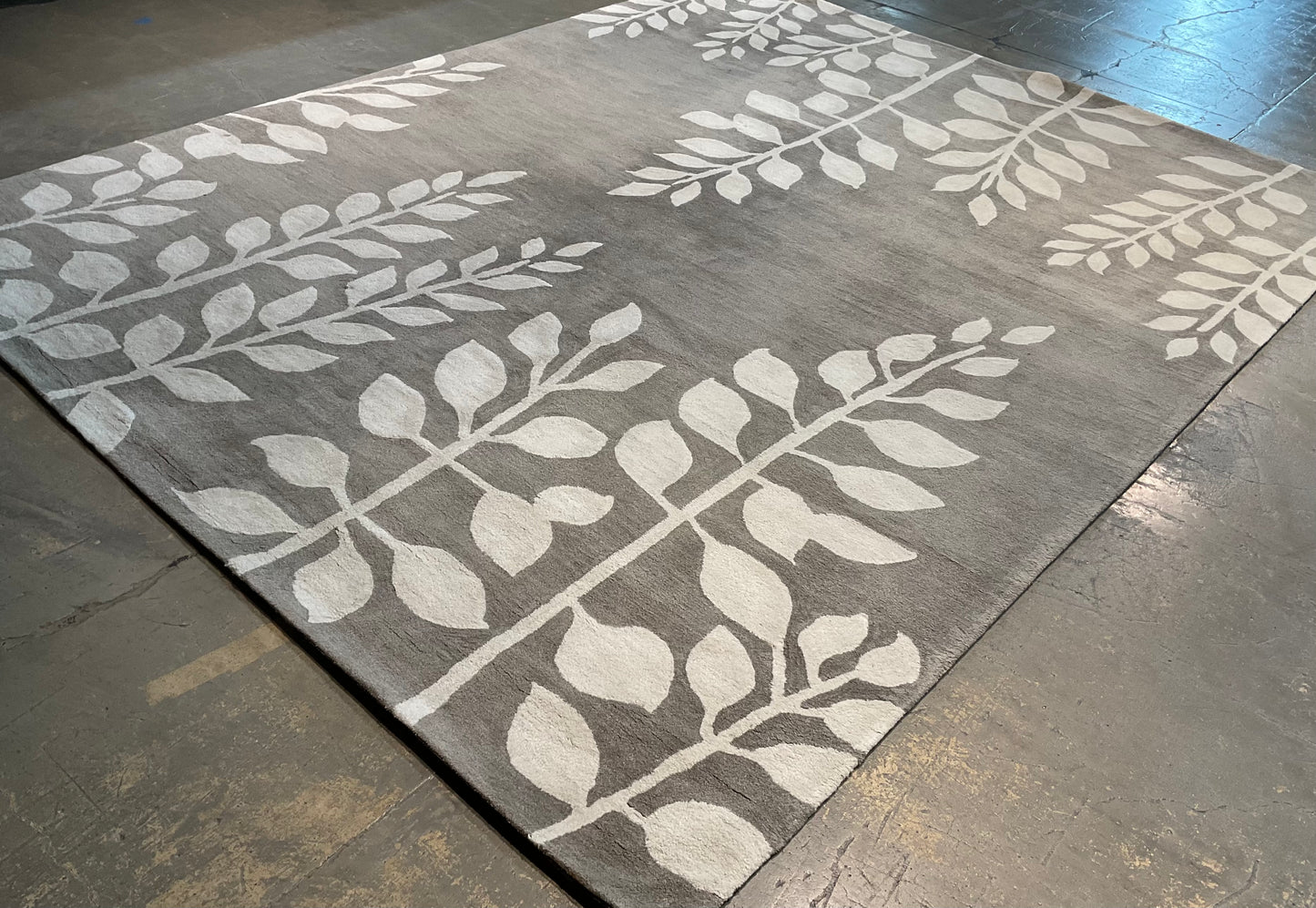 Clean floral design in a calming grey and white all wool rug | NU-2610