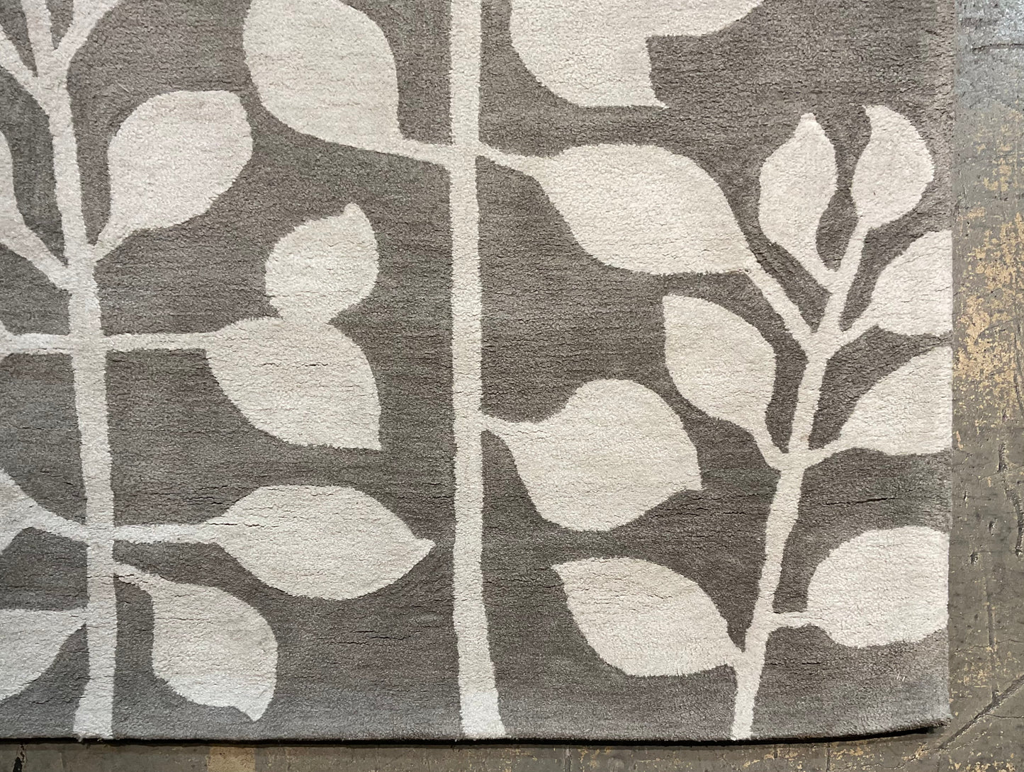 Clean floral design in a calming grey and white all wool rug | NU-2610