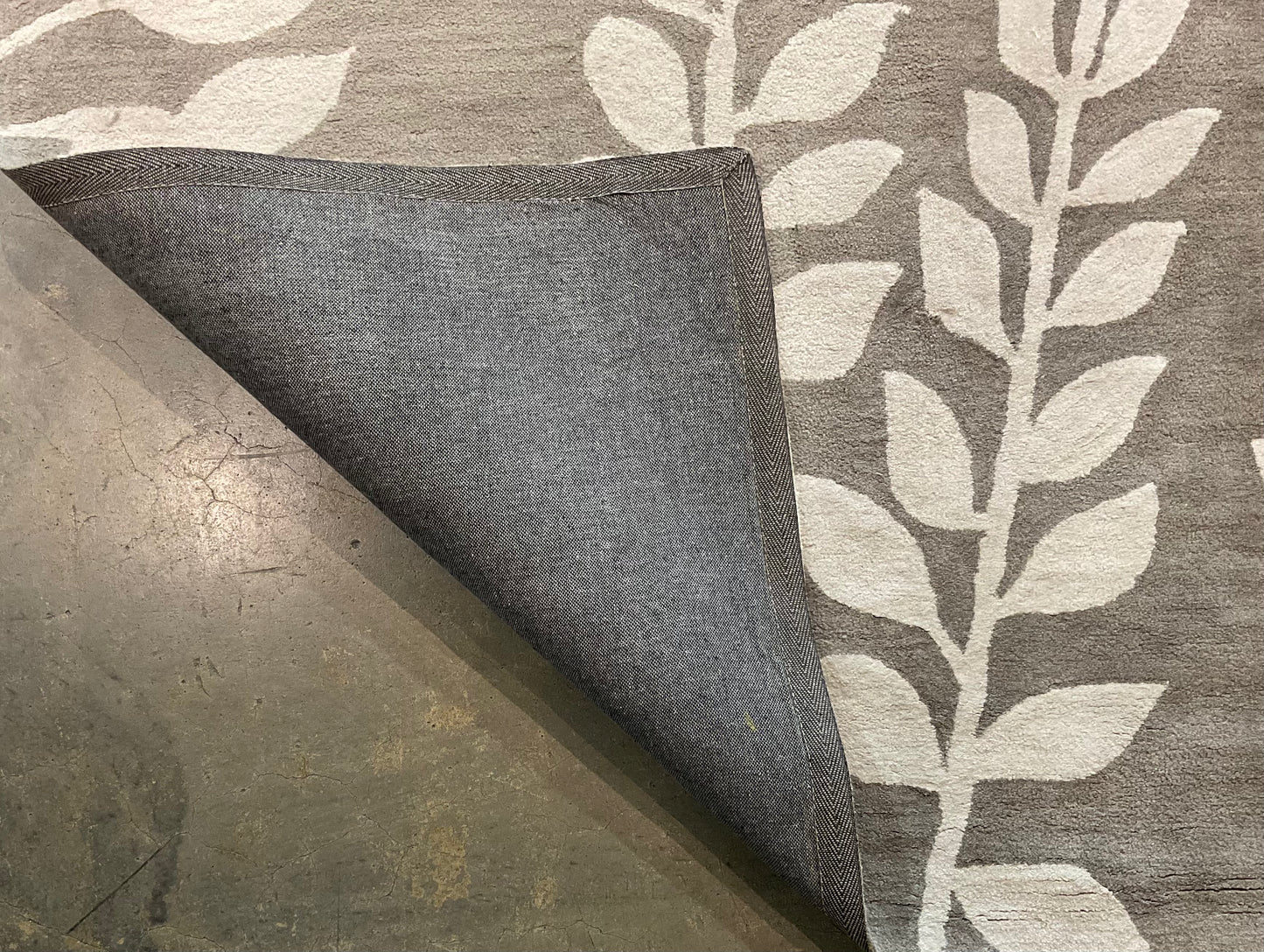 Clean floral design in a calming grey and white all wool rug | NU-2610