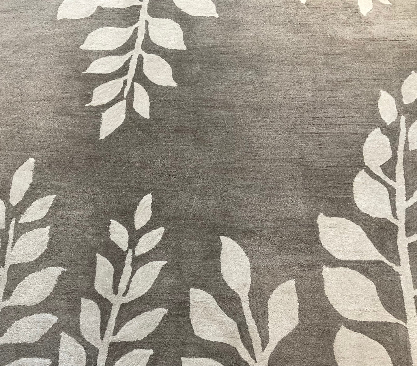 Clean floral design in a calming grey and white all wool rug | NU-2610
