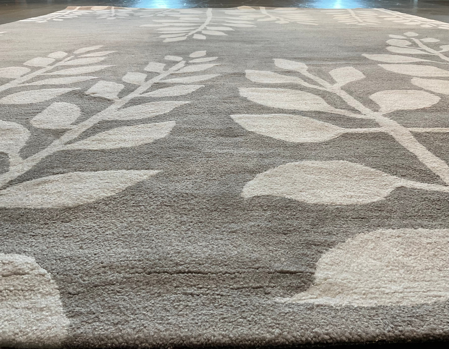 Clean floral design in a calming grey and white all wool rug | NU-2610