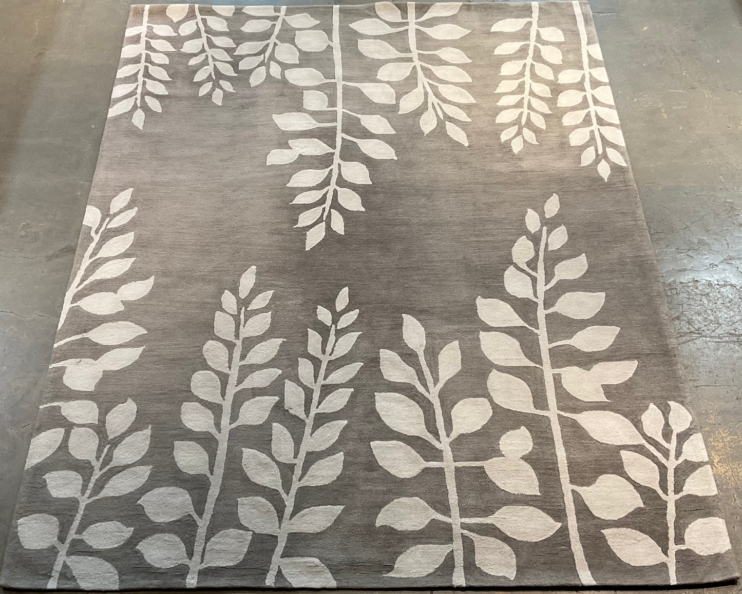 Clean floral design in a calming grey and white all wool rug | NU-2610