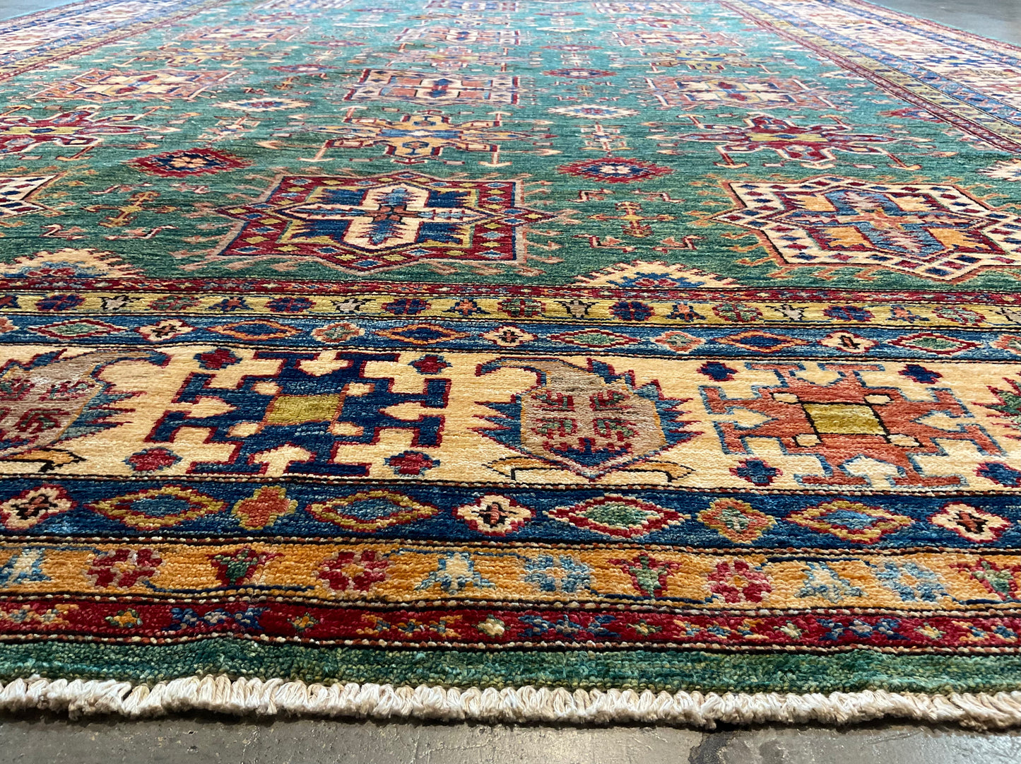 Area rug with Geometric motifs and rich accent colors | NU-280