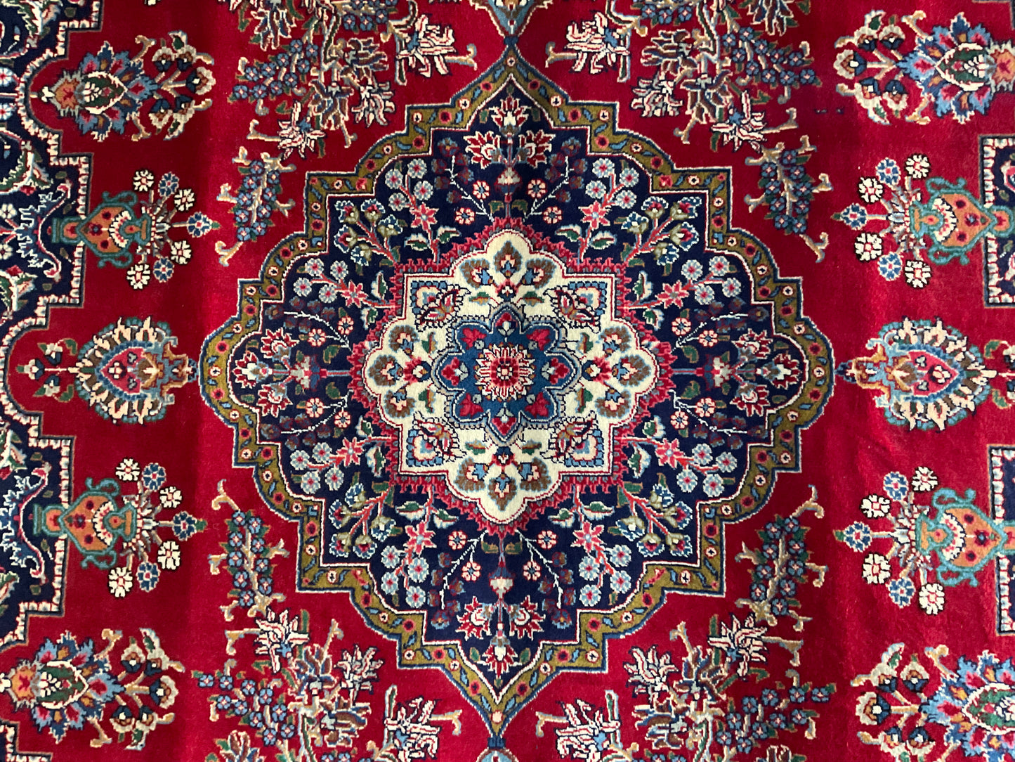 Mashad rug from Iran with fine wool and a high knot count | NU-4157