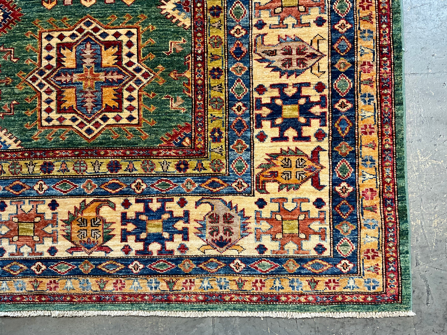 Area rug with Geometric motifs and rich accent colors | NU-280