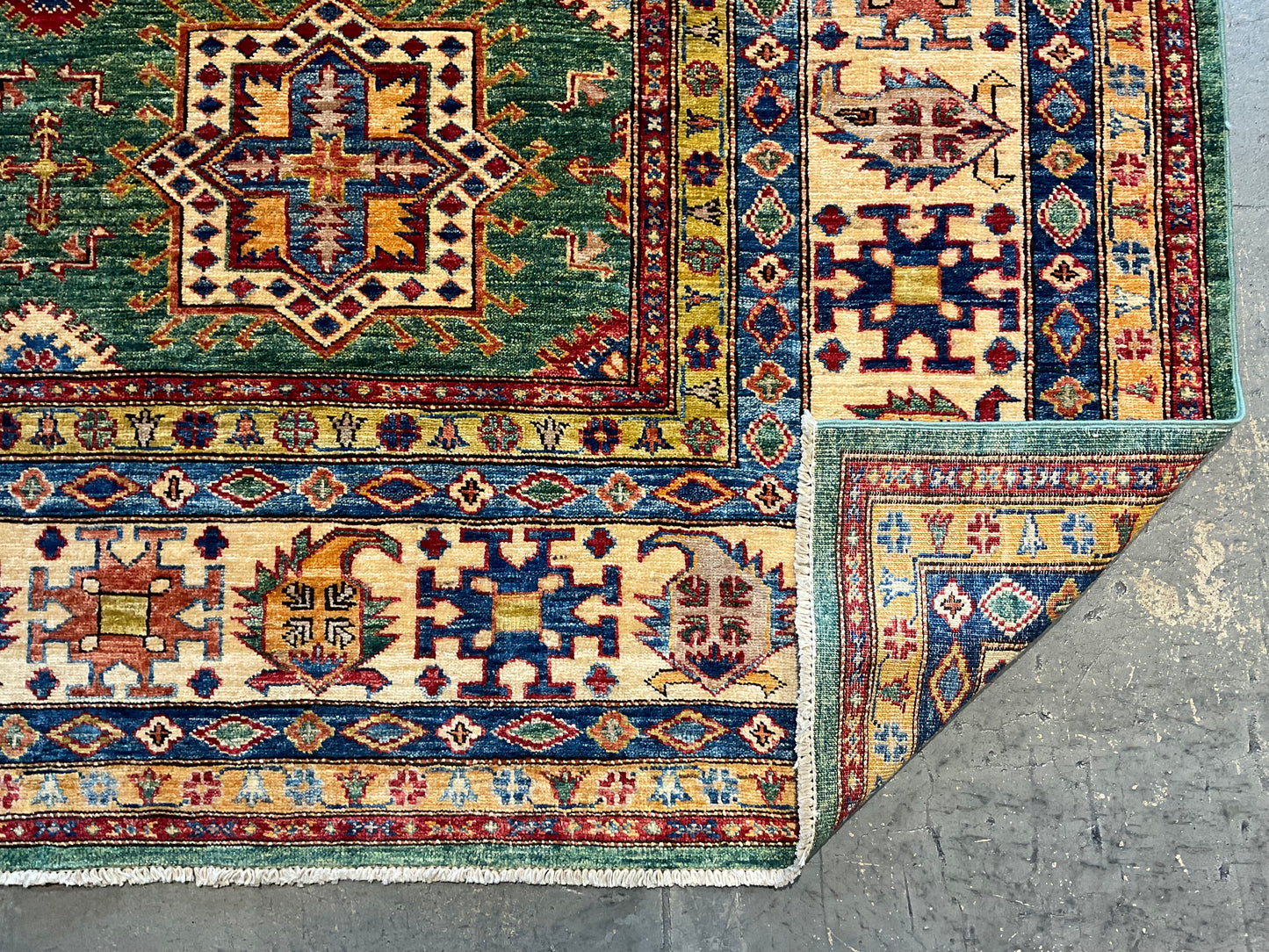 Area rug with Geometric motifs and rich accent colors | NU-280